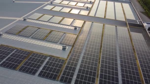 Solarmodul auf dem Dach während des Sonnenuntergangs im Einkaufszentrum - Filmmaterial, Video