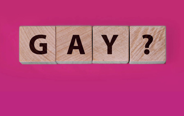 Gay slovo z dřevěných bloků na černém stole. LGBTQ koncepce sociální rovnosti pohlaví - Fotografie, Obrázek