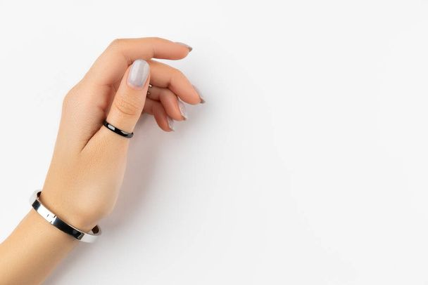 Vrouwen hand met volwassen manicure op witte achtergrond met kopieerruimte - Foto, afbeelding