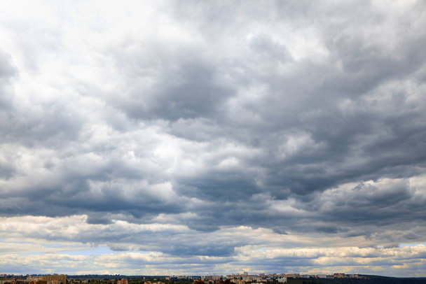Осадки серые облака. Stratocumulus над городом - Фото, изображение