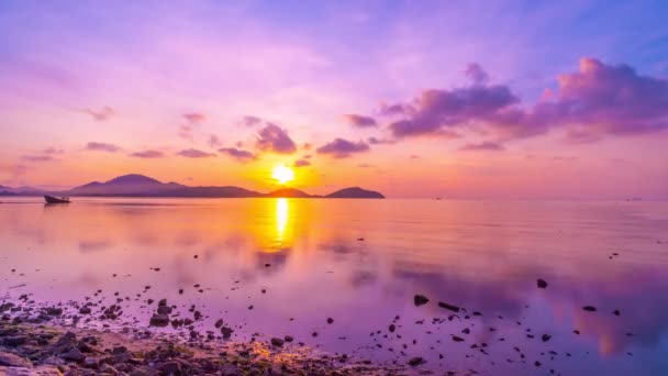 Epickie kolorowe chmury tropikalne chmury o zachodzie słońca lub wschodzie słońca nad morzem Niesamowite światło słodki kolor pastelowe chmury w przyrodzie Krajobraz, Piękne tło nieba Timelapse 4K footage - Materiał filmowy, wideo