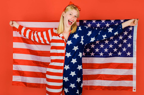Chica de moda con bandera americana. Celebración del día de la independencia. 4 de julio. Traje patriótico. Colores nacionales USA. - Foto, Imagen