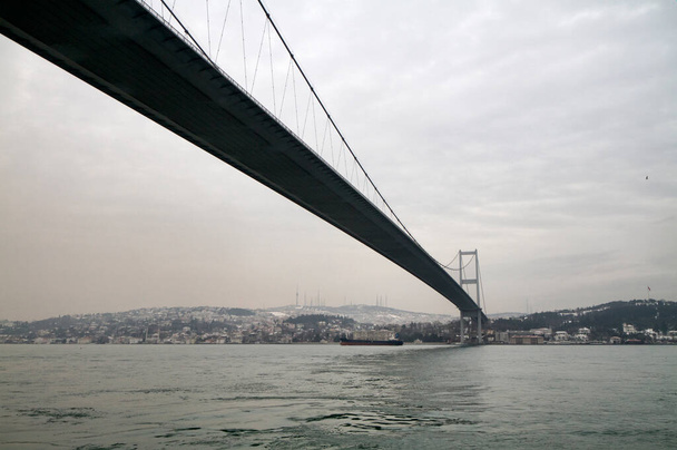Turkije, Istanbul, Bosporuskanaal, Bosporusbrug, een olievracht schip onder de brug - Foto, afbeelding