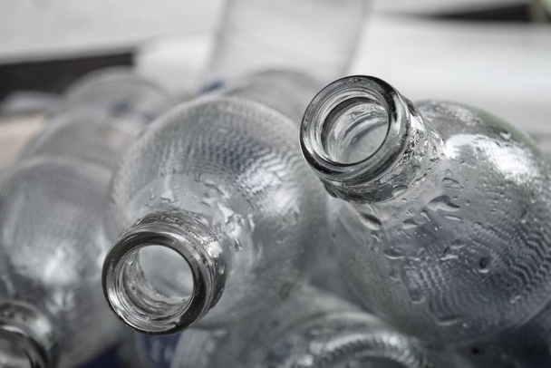 Primo piano del concetto di riciclaggio di bottiglie di vetro bianco vuote - Foto, immagini