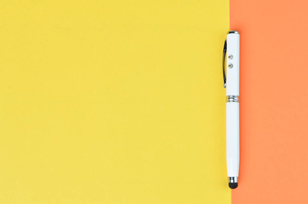 Κάτοψη του στυλό πάνω από κίτρινο και πορτοκαλί φόντο με χώρο αντίγραφο. Επιχειρηματική έννοια - Φωτογραφία, εικόνα