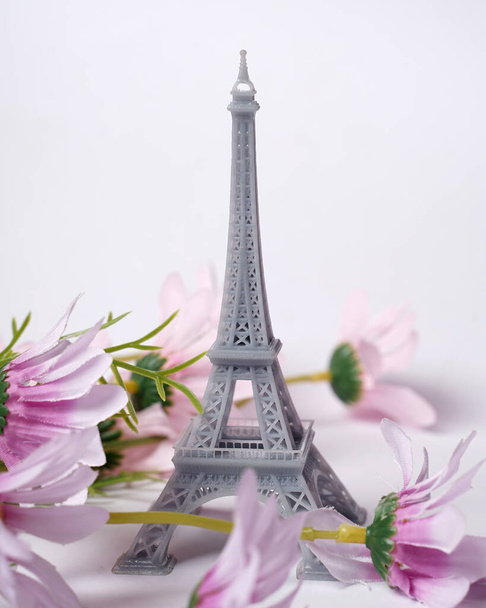 Az Eiffel-torony miniatúrája 3D-s nyomógéppel készül. Az Eiffel-torony Franciaországban található műemlék, és ennek az országnak az ikonjává vált. Alkalmas az Ön romantikus célállomásához. - Fotó, kép