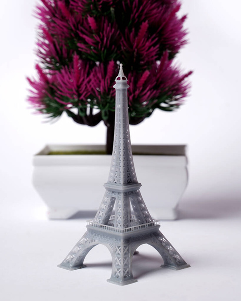 The miniature of the eiffel tower is made using a 3d printing machine. The eiffel tower is a monument located in France and has become an icon of that country. Suitable for your romantic destination. - Foto, afbeelding