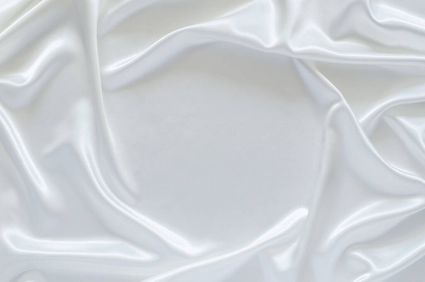 Suave elegante ondulado branco cetim pano textura fundo com espaço para texto. Abstrato, textura e conceito de casamento. - Foto, Imagem