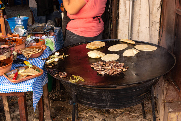 Puesto de comida callejera en México. Comida típica mexicana. - Foto, Imagen
