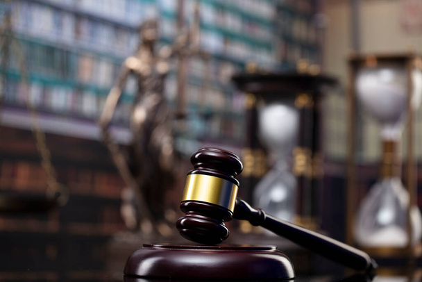 Concepto de derecho y justicia. Martillo del jugde, escultura temática y escala de la justicia en la biblioteca de la corte. - Foto, imagen