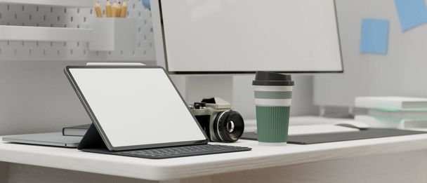 Boční pohled na digitální tablet s maketovou obrazovkou na počítačovém stole v moderním pracovním prostoru, 3D vykreslování, 3D ilustrace - Fotografie, Obrázek