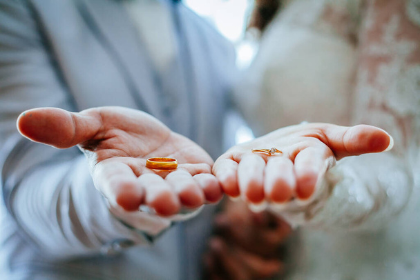 Menyasszony és vőlegény kezei - Fotó, kép