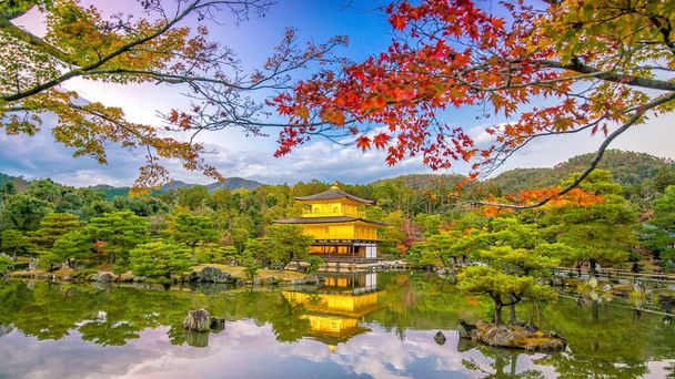 Templo Kinkakuji en Kyoto, Japón en otoño al atardecer - Foto, imagen