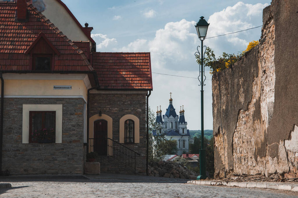 Ουκρανία KKAMYANETS PODILSK, UKRAINE - 5 Απριλίου 2018: θέα του παλαιού καθεδρικού ναού του Αγίου Γεωργίου από την οδό Franciskanska - Φωτογραφία, εικόνα