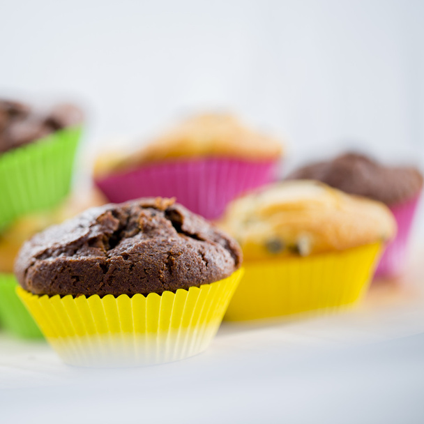 Muffins - cupcakes caseros en moldes de colores
 - Foto, Imagen