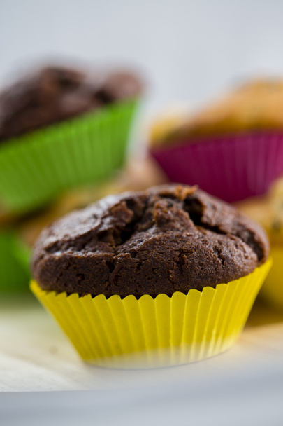 Muffins - cupcakes faits maison dans des moules colorés
 - Photo, image