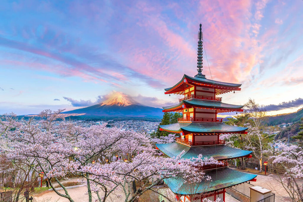 Montaña Fuji y Chureito pagoda roja con flor de cerezo (sakura) en Japón al atardecer - Foto, Imagen