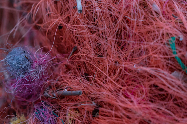 redes de pesca lavadas pelo mar e um pedaço de corda emaranhado todos juntos é muito difícil de pegar - Foto, Imagem