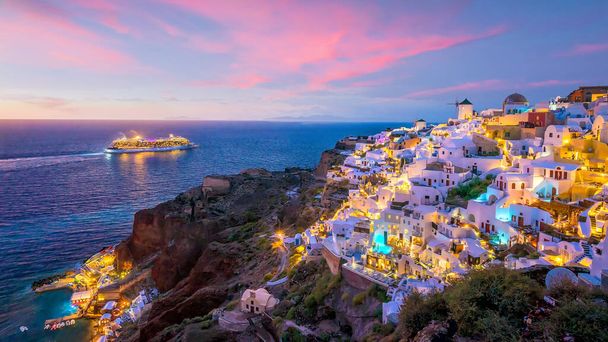 サントリーニ島の素晴らしい夕暮れの景色。ヨーロッパ、ギリシャの有名なOia市の日没 - 写真・画像