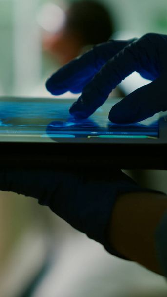 Χημικός επιστήμονας γυναίκα έλεγχο τεστ DNA δείγμα χρησιμοποιώντας δισκίο - Φωτογραφία, εικόνα