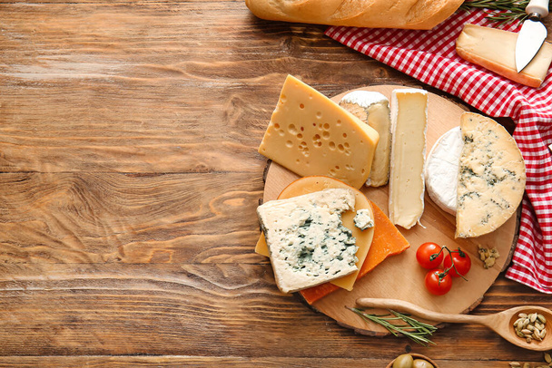 Composição com diferentes tipos de queijo sobre fundo de madeira - Foto, Imagem