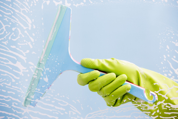 Cleaning - cleaning pane with detergent - Foto, imagen
