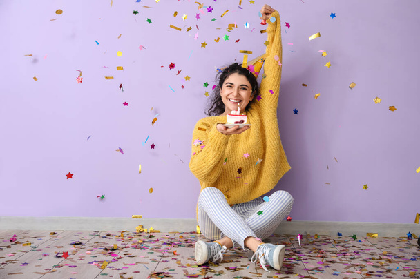 Mujer joven celebrando cumpleaños sobre fondo de color - Foto, Imagen