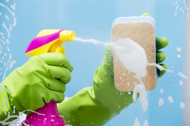 Reinigung - Scheibe mit Spülmittel reinigen - Foto, Bild