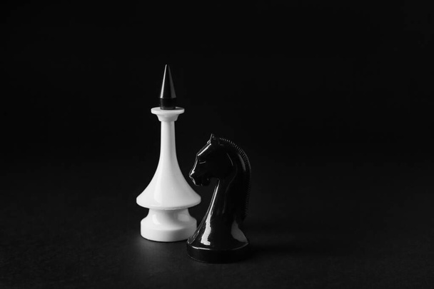 暗い背景のチェスの駒 - 写真・画像