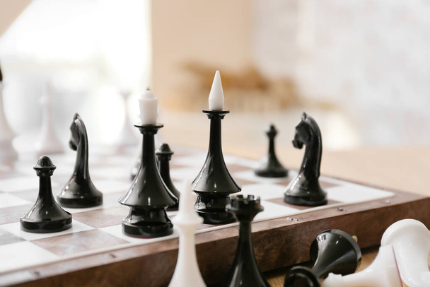 Schachfiguren mit Spielbrett auf verschwommenem Hintergrund - Foto, Bild