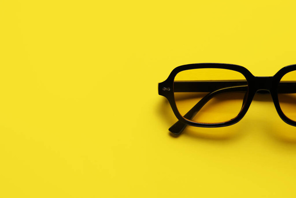Стильные солнечные очки на цветном фоне, крупным планом - Фото, изображение