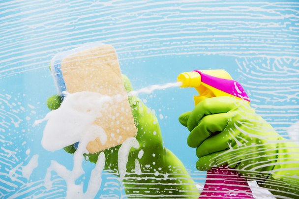 Reinigung - Scheibe mit Spülmittel reinigen - Foto, Bild