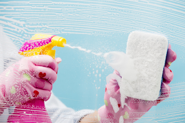 sprzątanie - czyszczenie okienko z detergentem - Zdjęcie, obraz