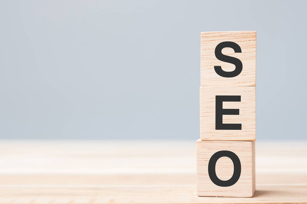 SEO (Search Engine Optimization) text wooden cube blocks on table background. Idea, Strategy, marketing, Keyword and Content concept - Foto, Imagem