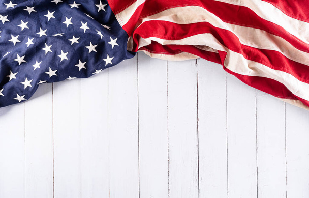 Happy memorial concepto de día hecho de bandera americana sobre fondo de madera blanca. - Foto, imagen
