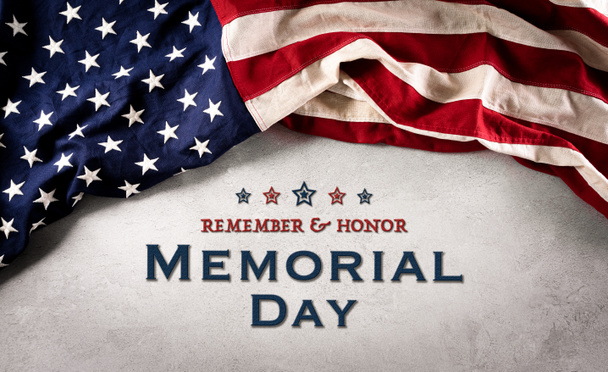 Ευτυχισμένη ημέρα μνήμης έννοια γίνεται από αμερικανική σημαία με το κείμενο σε σκούρο φόντο πέτρα. - Φωτογραφία, εικόνα