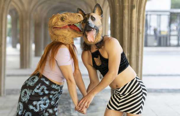 恐竜と犬の動物のマスクで面白いカップルを印刷します - 写真・画像
