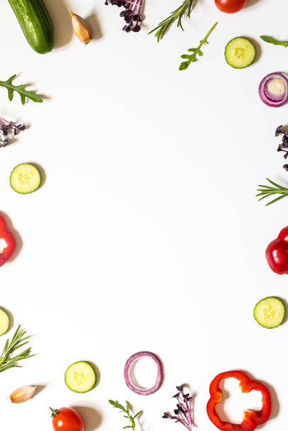 Layout creativo di pomodori, cetrioli, peperoni, avocado e insalate. posare piatto. Concetto di cibo. posto per il testo. - Foto, immagini