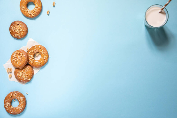 σπιτικά κουλουράκια με φιστίκια σε ένα μοντέρνο μπλε φόντο. μπισκότο. επίπεδο lay, τόπος για κείμενο, φόντο τροφίμων. - Φωτογραφία, εικόνα