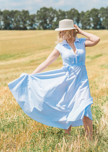 Country vintage mix style, plus taille femme en coton doux robe légère sur le terrain. Portrait de gentille dame au grenier à foin - Photo, image
