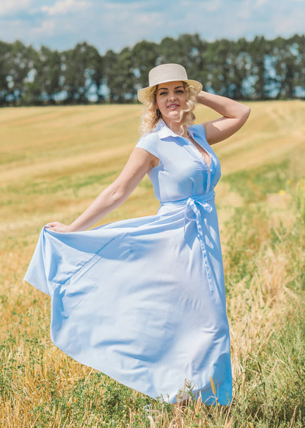 Estilo country vintage mix, además de mujer de tamaño en suave vestido ligero de algodón en el campo. Retrato de la señora agradable en hayloft - Foto, imagen