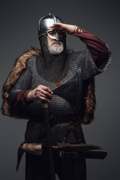 Старійшина Вікінга з рукою на лобі
 - Фото, зображення
