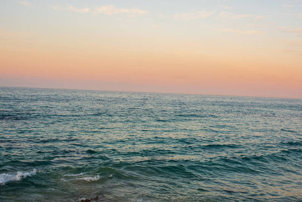 Landscape shot of horizon seen over ocean - Фото, зображення