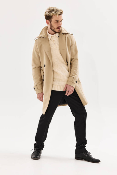 hombre con peinado de moda en estilo moderno abrigo beige - Foto, imagen