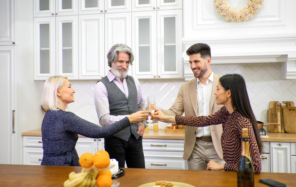 Члени сім'ї клонують келихи шампанського під час святкування дня народження
 - Фото, зображення