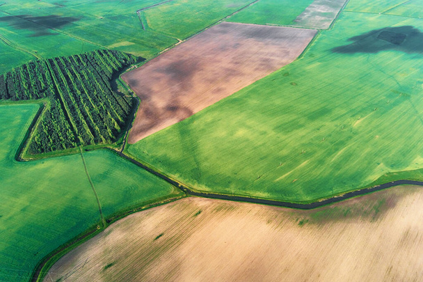Vue aérienne des champs agricoles et verts à la campagne - Photo, image