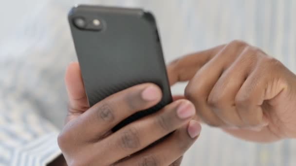 Gros plan de l'homme africain en utilisant Smartphone, Mobile  - Séquence, vidéo