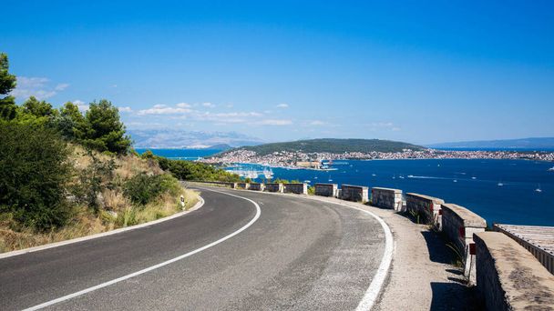 Vista de la bahía de mar cerca de Trogir en Croacia desde una carretera de montaña. - Foto, imagen