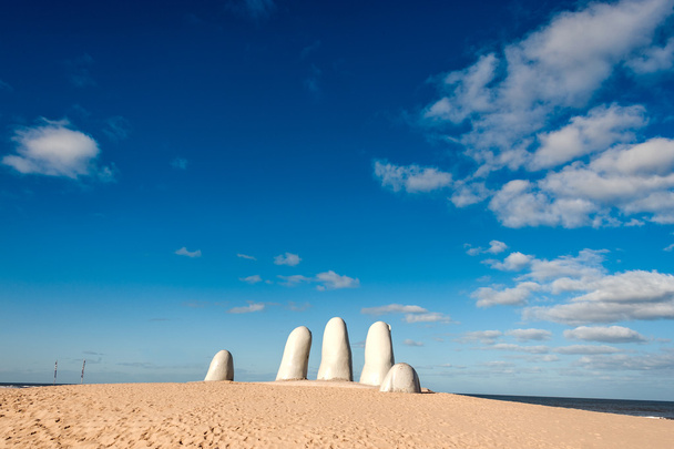 Ручная скульптура, символ Пунта-дель-Эсте, Уругвай
 - Фото, изображение