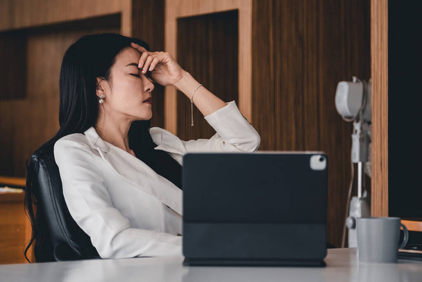 Bizneswoman się stresują i ból głowy podczas gdy ma problem. - Zdjęcie, obraz